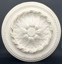 Rosace de plafond en plâtre à décor floral et perlé, style XIXème