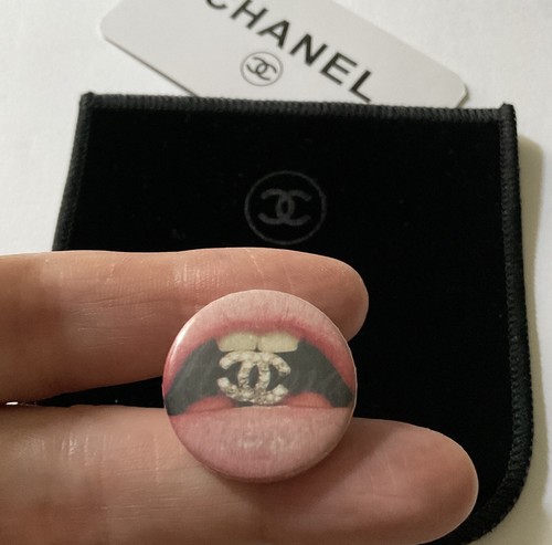 Rare chanel badge vip - chanel, broche