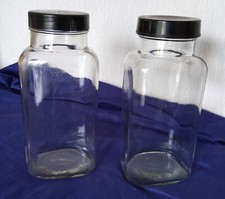 LOT 2 BOCAUX EN VERRE MADE IN ENGLAND AVEC COUVERCLES DONT 1 BAKÉLITE