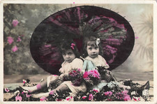 CP PETITES FILLES ASSISES AVEC FLEURS SOUS OMBRELLE CHINOISE