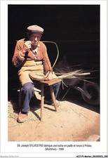 AJJP1-0096 - METIER - JOSEPH SYVESTRE FABRIQUE UNE RUCHE EN PAILLE ET RONCE