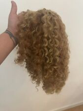 une perruque bouclée blonde