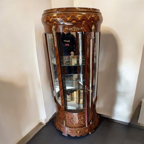 Une grande vitrine - louis, en