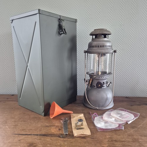 Ancienne lampe pétrole - à,