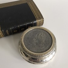 Notre Dame de Lourdes Ancienne Boîte en Métal Argenté Collection Religion