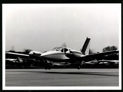 Photographie avion bimoteur - , à