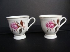 Tasses vintage à la rose /