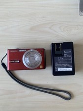 Appareil photo numérique compact rouge Panasonic LUMIX testé au Japon