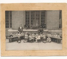 Enfants école maternelle photo photographie table cour années 1940