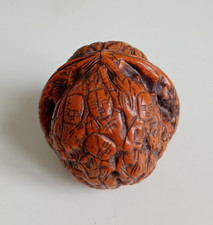Chine.Noix sculptée de