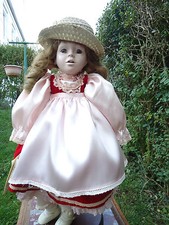 POUPEE EN PORCELAINE SISSI DE