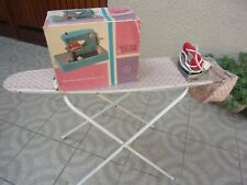 JOUET MACHINE A COUDRE PLUS TABLE FER A REPASSER VINTAGE 