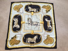 Très Beau Et Authentique Foulard 109% Soie Grand Apparat Bleu Noir Tbe