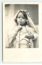 Enfants - Fillette portant une jolie robe, et faisant une pe - ST142 - 271