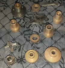 LOT DE PIECES MÉTAL DIVERS et PIGNONS  POUR PROJECTEUR CINÉMA VICTORIA 1600