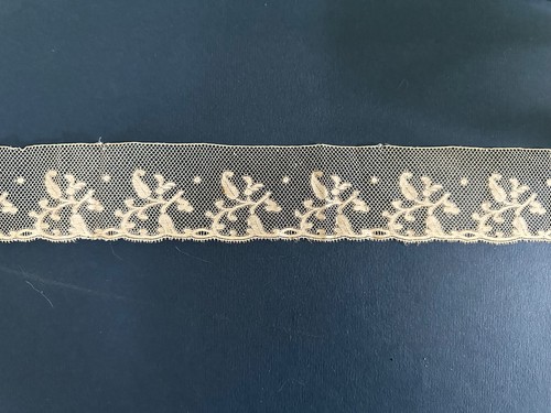 Dentelle ancienne fine sur