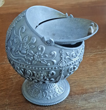 CENDRIER VINTAGE EN METAL SUR PIED AVEC COUVERCLE EN FORME DE GLOBE