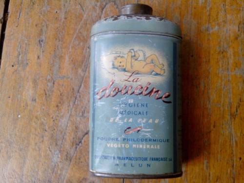 Ancienne boite tole - tole, talc