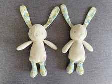 Lot De 2 doudous Peluches lapin gris Beige  Bleu Jaune Fleurs  klorane