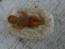 ancien Petit Jésus sur coussin de soie brodé , crèche , objet de dévotion