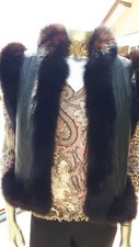 Petit gilet pour dame sans manche cuir borde de renard noir
