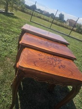 Superbe ensemble de 3 tables gigognes en bois marqueté – style Louis XV