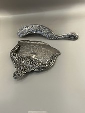 RAMASSE MIETTE AVEC BROSSE  ROCAILLE ANCIEN  EN METAL ARGENTE