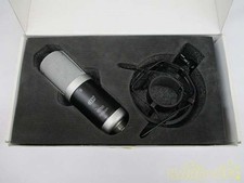 Microphone à ruban passif MXL R150 utilisé avec support antichoc et boîte