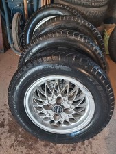 Pneus quasi neufs montés sur