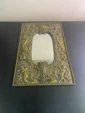 Ancien Miroir dans le style baroque - en laiton repoussé, avec un décor de putti