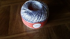 Bobine de fil a crocheter ou tricoter argent