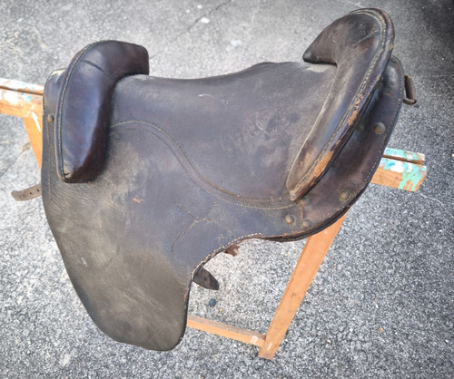Vieille selle cavalerie cuir