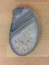 Tranche d'agate 18 x 11 cm, pierre, minéral bleu cristallisation striée cristaux