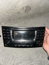 Autoradio Mercedes W211 ainsi que l'amplificateur