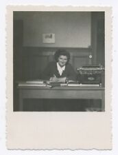 Snapshot Photo originale vintage Femme secrétaire au bureau - SA682