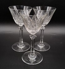 Série de trois verres à vin