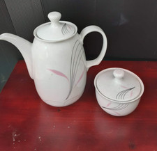 ensemble  de 1 sucrier+1  cafetière porcelaine made in GRD