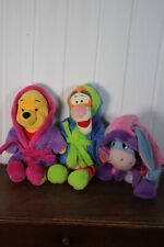 Peluche doudou Winnie Bouriquet Tigrou Peignoir rose bleu vert violet Disney
