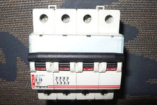 DISJONCTEUR TETRAPOLAIRE