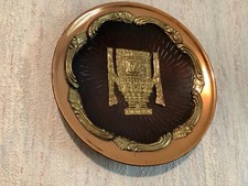 « Lot de 2 anciennes assiettes murales décoratives en métal doré du Pérou « 