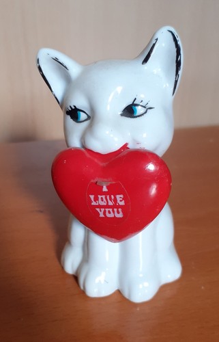 Figurine petit chat blanc avec