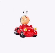 Tirelire enfant figurine statuette Coccinelle dans voiture