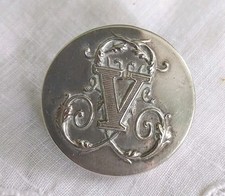 Bouton XIX signé  La Belle