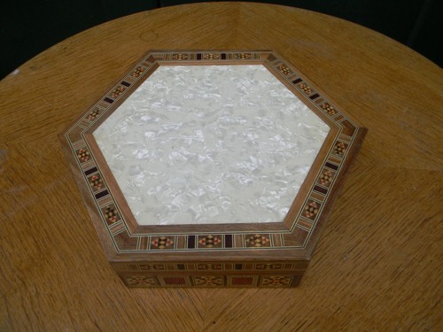 Marqueterie boite hexagonale - marqueterie,