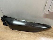 UN CACHE CARENAGE ARRIERE GAUCHE SCOOTER YAMAHA 300 TRICITY 2020 2021