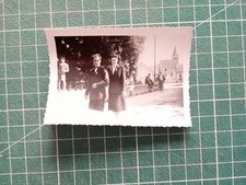 VR456 photo CIRCA 1950 couple dans un petit village animé