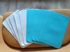 Lot de 11 sets de table en plastique bleu et blanc ; 43,5x29cm 