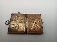 Pendentif reliquaire chemin de croix en métal doré ancien