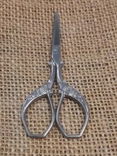 Ancien ciseau corne d'abondance L 9,6 cm couture loisir jamais servi en acier