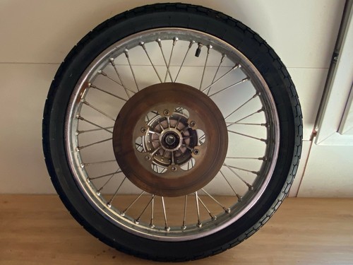 Une jante roue avant - avant, moto